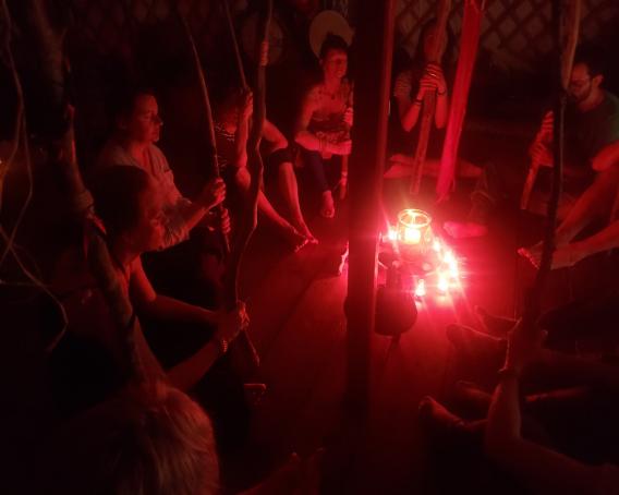 Cérémonie rituelle dans la yourte lors d'un stage de chamanisme dans les Landes Cérémonie rituelle dans la yourte lors d'un stage de chamanisme dans les Landes
