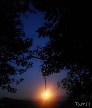 Célébration de pleine lune au tambour chamanique sur un lieu Sacré dans les Hautes-Pyrénées Célébration de pleine lune au tambour chamanique sur un lieu Sacré dans les Hautes-Pyrénées