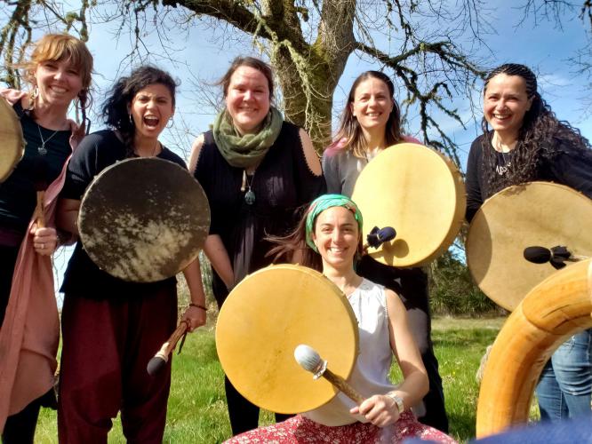 la joyeuse tribu de femmes sacrées et leurs tambours